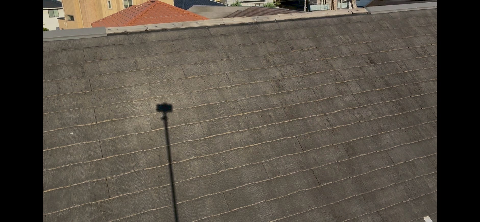 棟板金が外れたスレート屋根